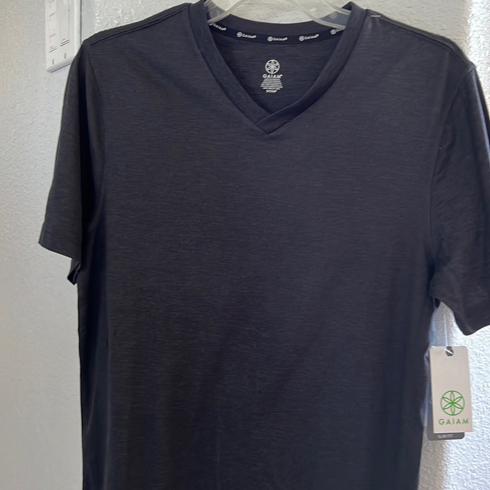 Gaiam Fitness Slim Fit V Neck Top 🖤🤍